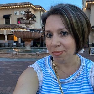 Meet your Posher, Lori robyn